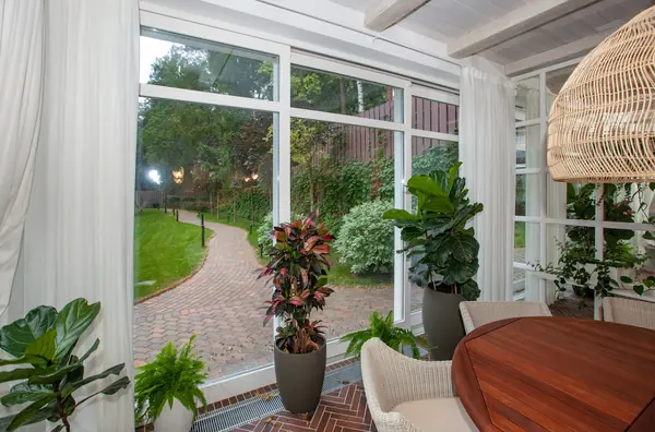 Остекление летней кухни двумя большими HS-порталами и дверью из сосны