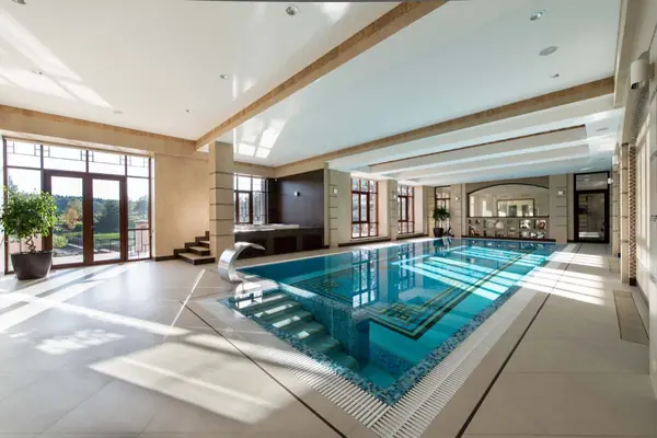 Частный бассейн в загородном доме