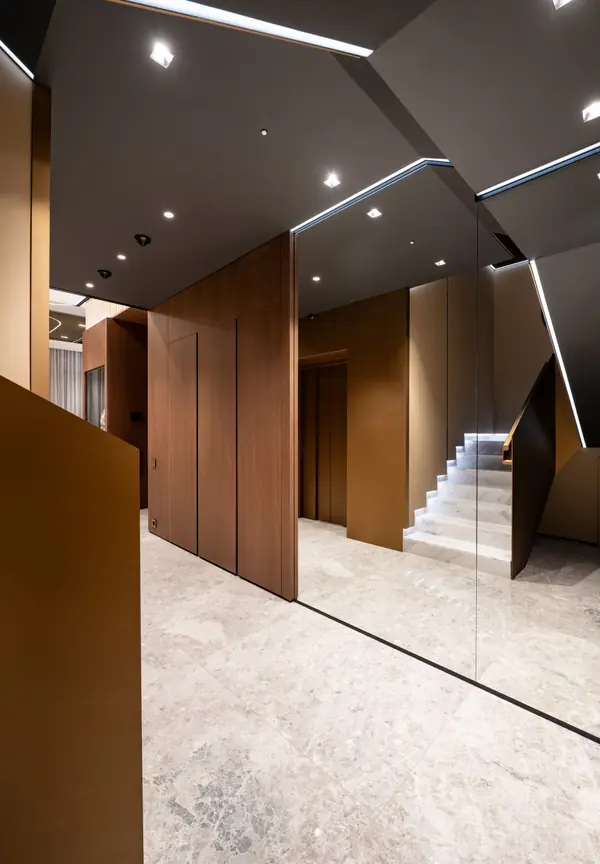 Распашной шкаф из массива дуба