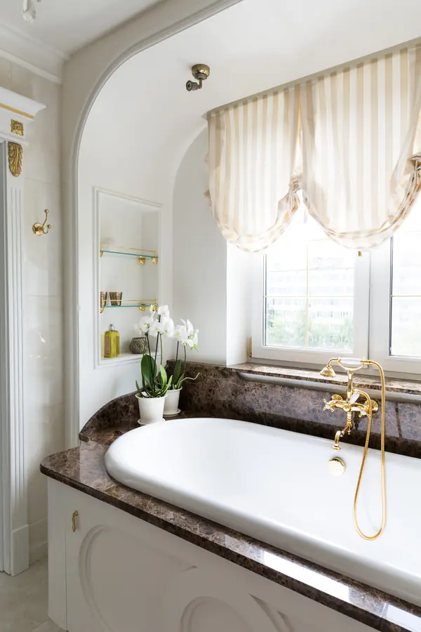 Квартира с зелёной кухней и романтичной ванной