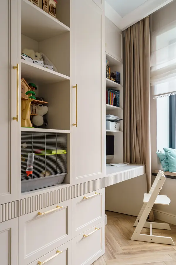 Бело-розовый интерьер с рифлеными фасадами