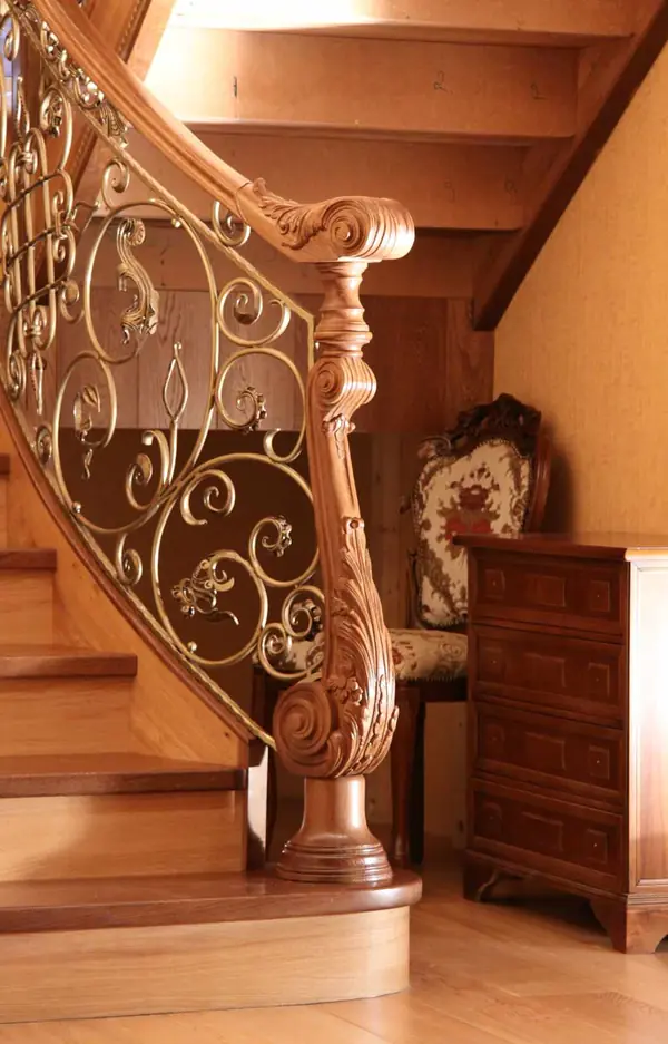 Дубовая лестница в загородном доме