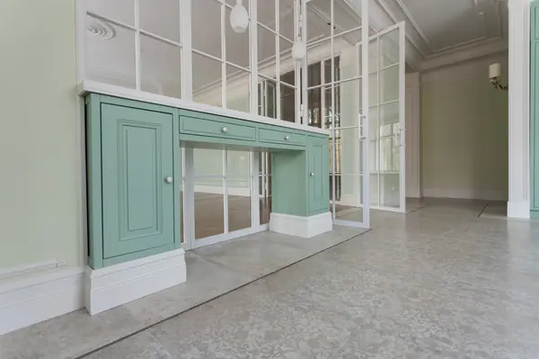 Зеленая кухня в загородном доме