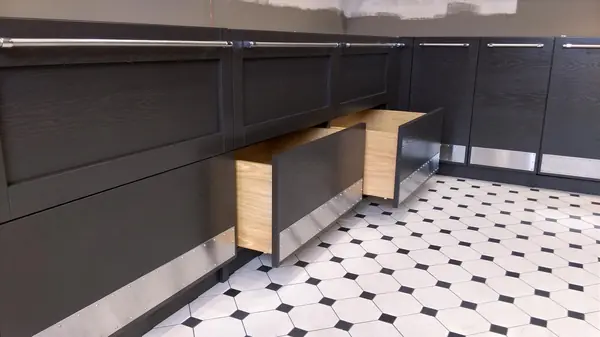 Примеры исполнения кухонь из массива