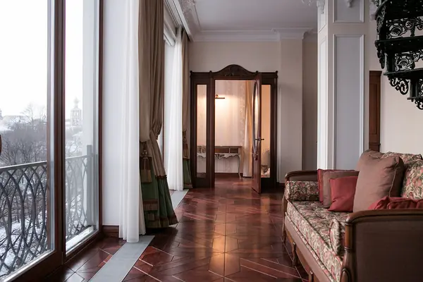 Межкомнатные двери из массива вишни