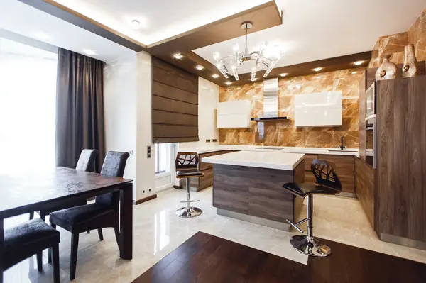 Современная квартира с мрамором на стенах