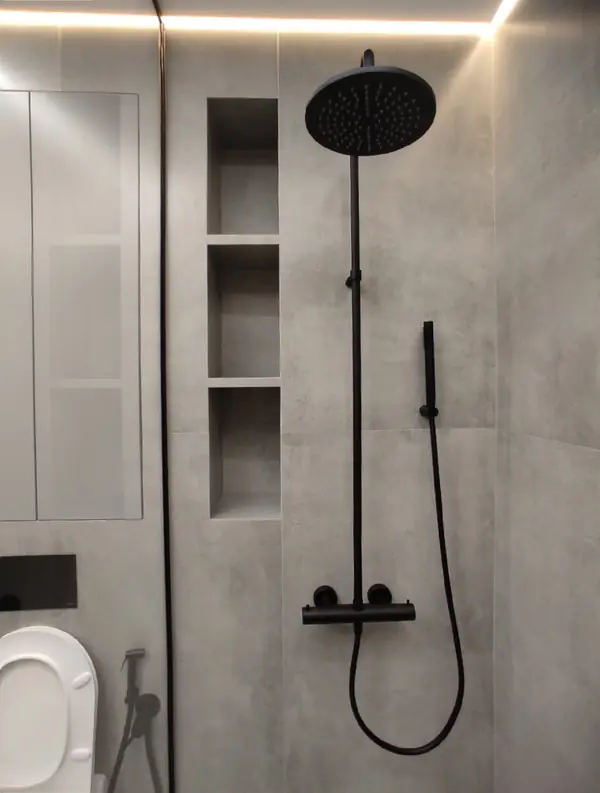 Бетон и металл в ванной комнате