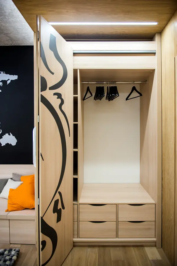 Спальня с бетонным потолком