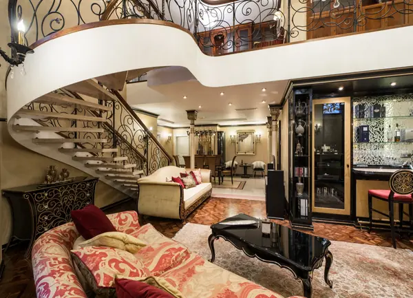 Двухуровневая квартира с камином