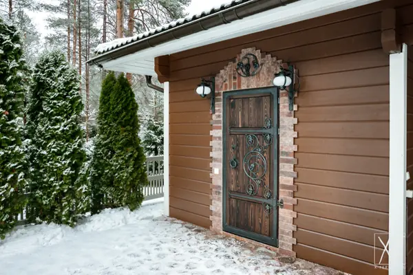 Декоративные кованные элементы и механический замок для двери в погреб