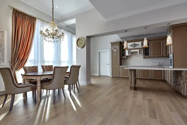 033 Квартира в высотном доме с выходом на крышу.