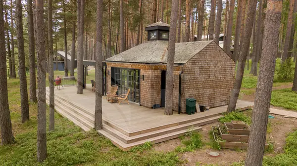 Современный дизайнерский дом с террасой и отделкой из дранки