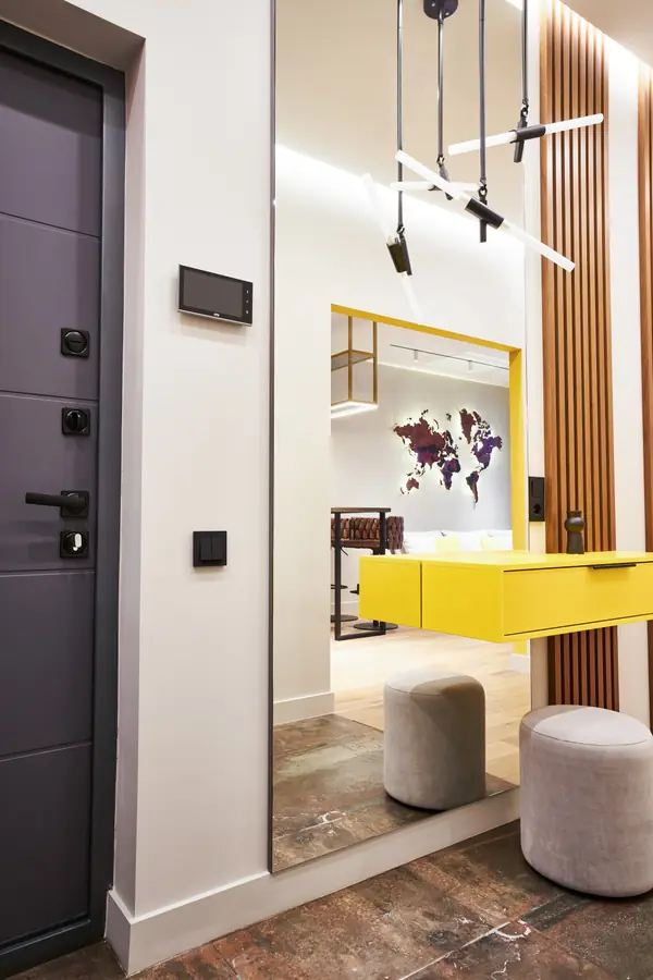 Стильный интерьер с жёлтыми акцентами