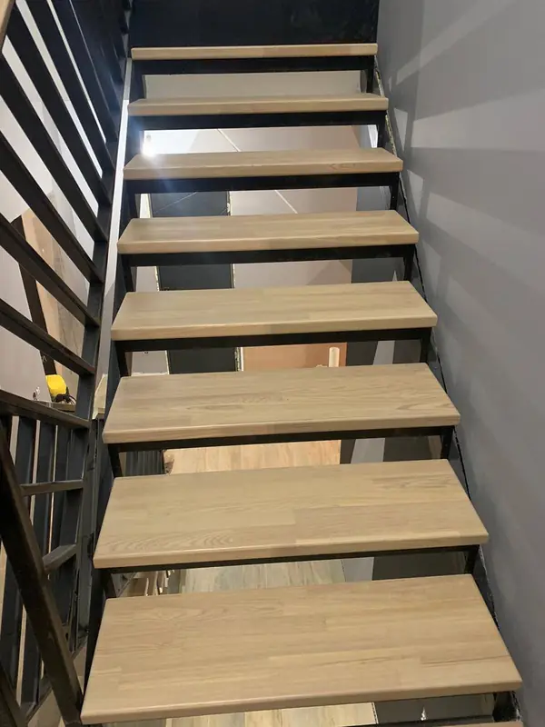 Комбинированная лестница на металлическом каркасе