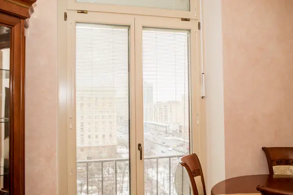 Остекление квартиры пр-т Мира (дерево-алюминиевые окна с жалюзи)