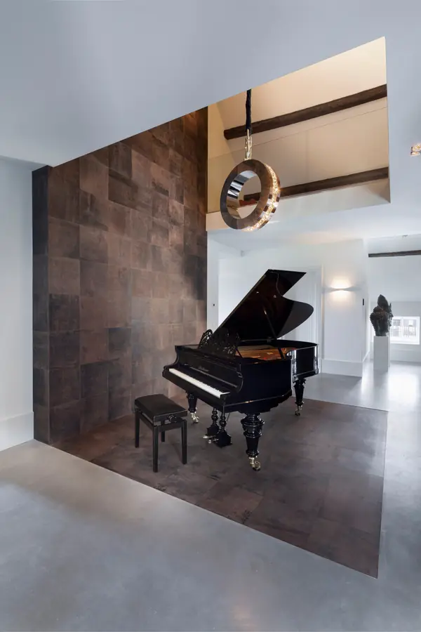 Кожаные стена и пол в гостиной коттеджа в Голландии