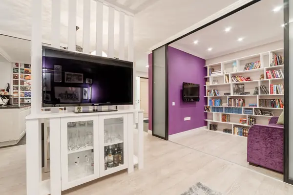 Глубокий винный цвет в интерьере стандартной двушки