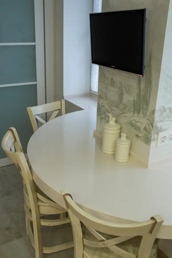 Городская кухня с лесным пейзажем