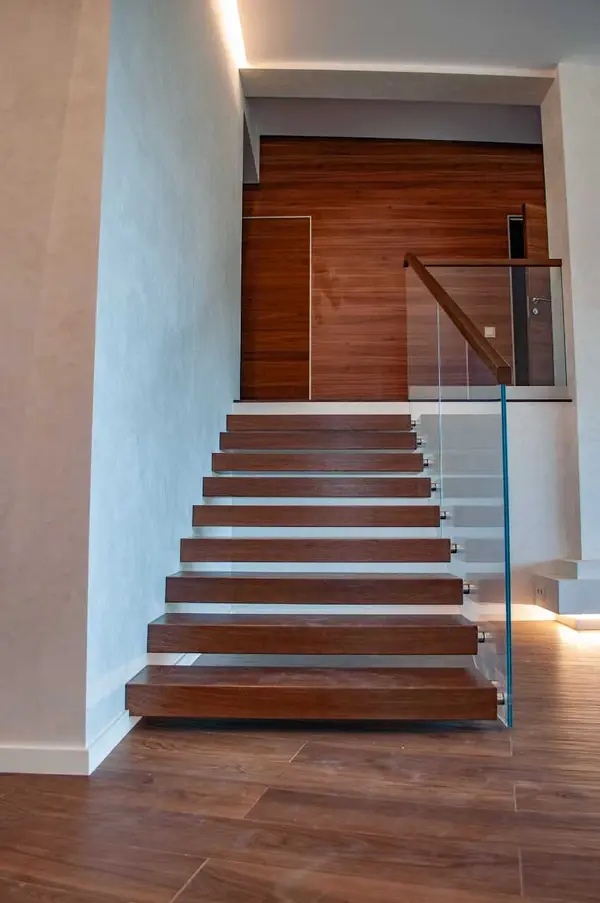 Консольная лестница в доме с несколькими уровнями пола