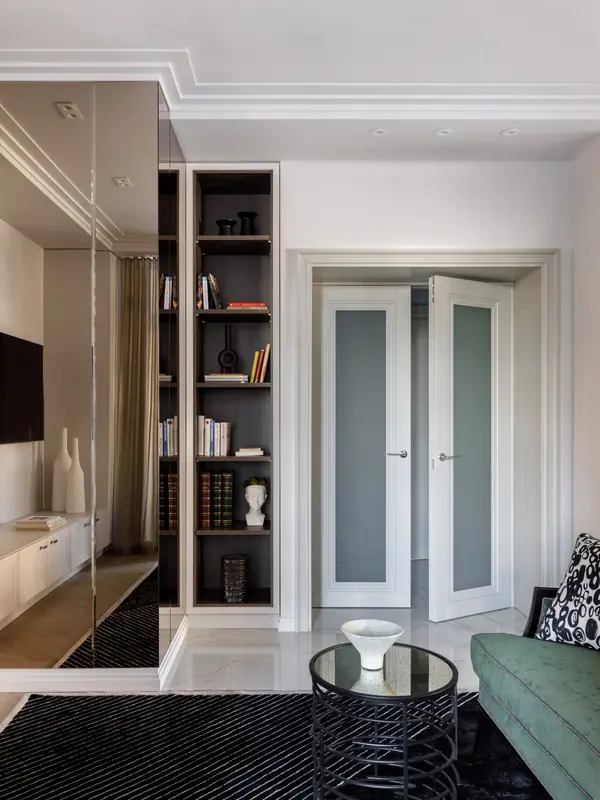 Открытые полки в нише у двери