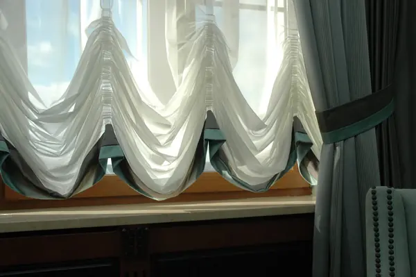 Австрийская штора из тонкого крепа с двойным кантиком по низу