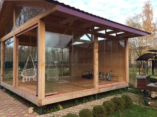 Безрамное остекление отдельно стоящей беседки (Лисий Нос)