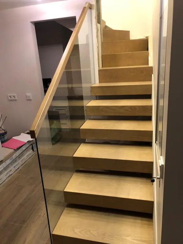 Консольная лестница и цельностеклянные перила второго света в профиле