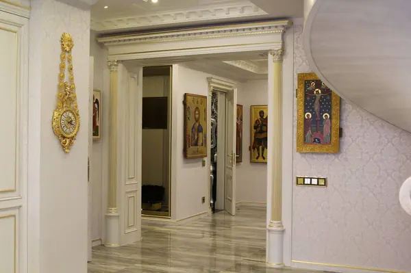 Двухэтажная квартира в Павловске. От классики до первобытного.