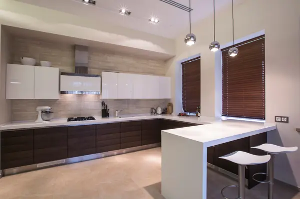 Дом с камином в бежевой гамме