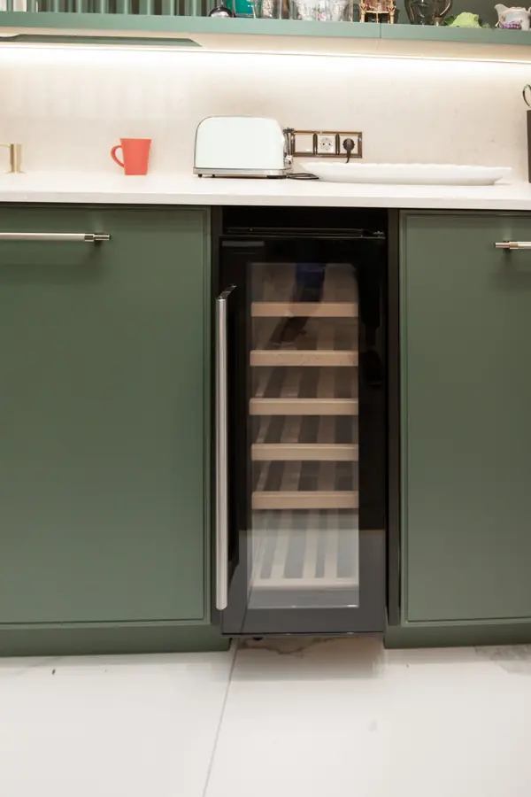 Стильная неоклассическая кухня в темно-изумрудном цвете