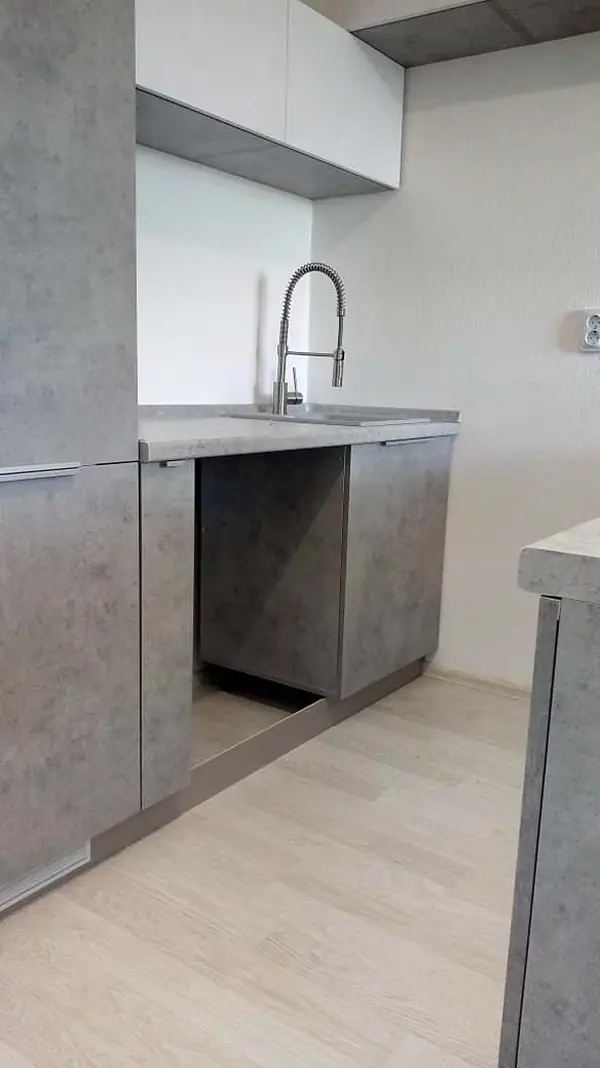 Маленькая кухня с островом серый бетон