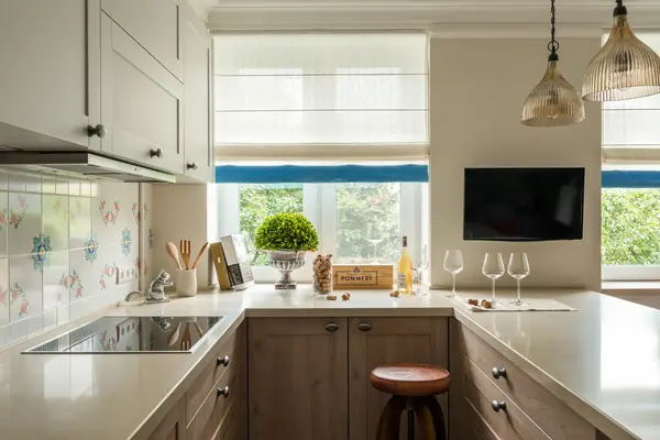 Кухня с полуостровом