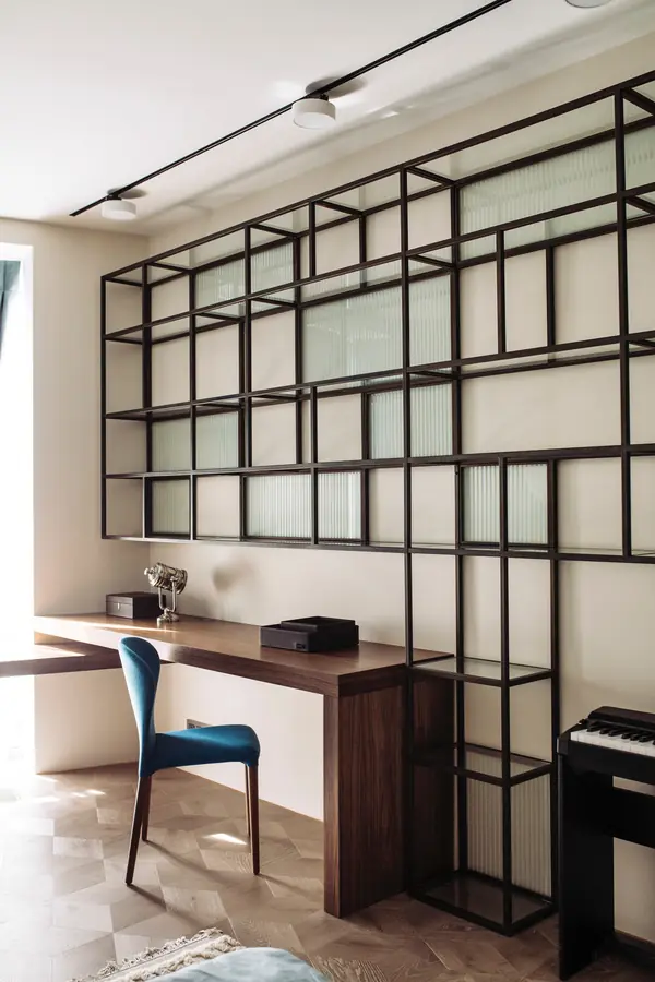 Письменный стол и книжный шкаф