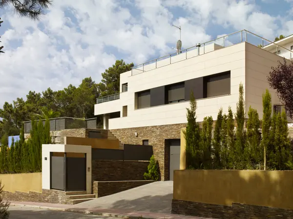 Готовые объекты с панелями Frontek Испания.