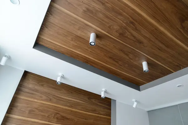 Панно из шпонированных орехом панелей