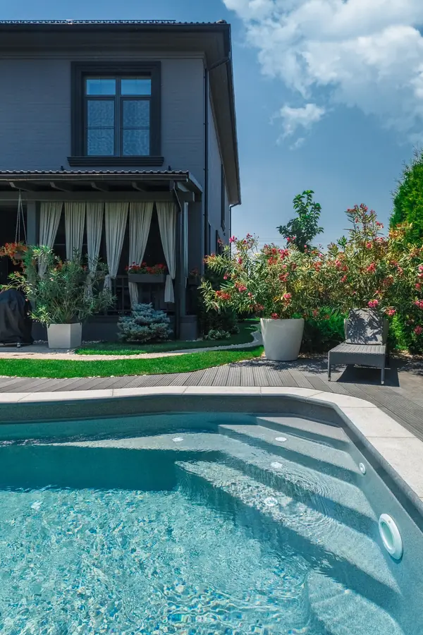 Бассейн на территории частного дома.