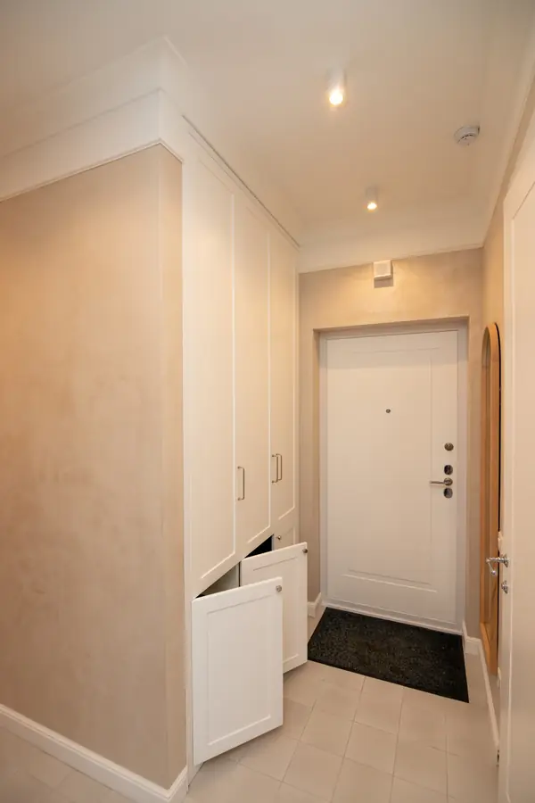 Шкафы в прихожую и спальню в неоклассическом стиле