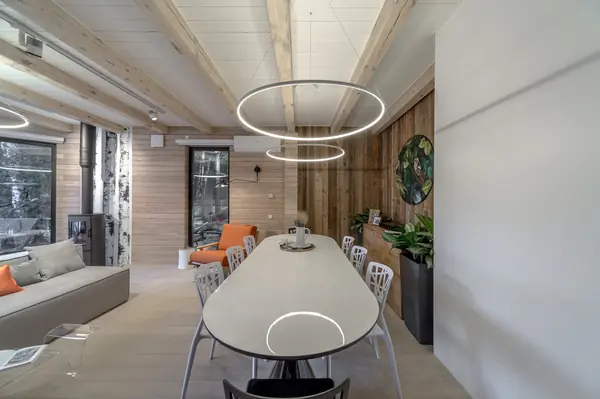 Гостиная с камином и березами