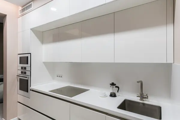 Прямая кухня с островом в современном стиле