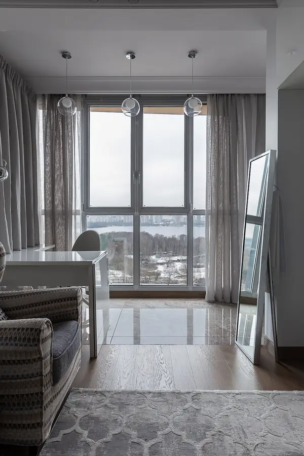 Спальня с ванной комнатой. Неоклассика на живописной.