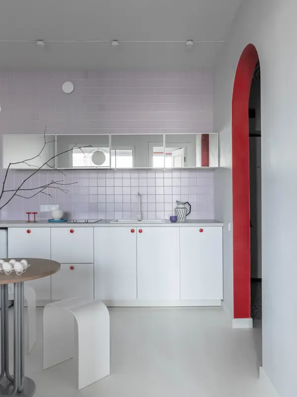 Кухня-гостиная. Вид на кухонный гарнитур.