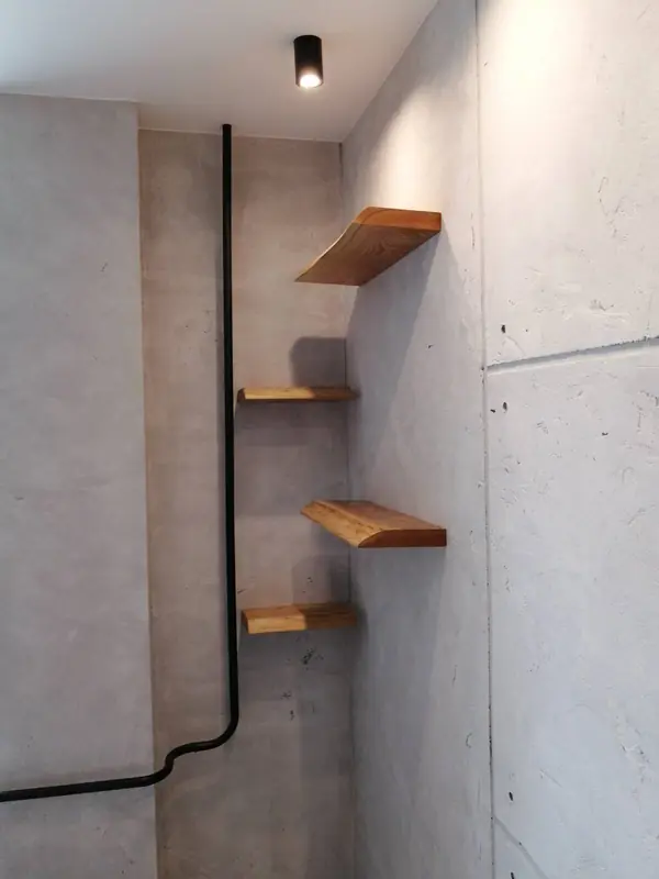 Полки из слэбов дуба на системе скрытого монтажа