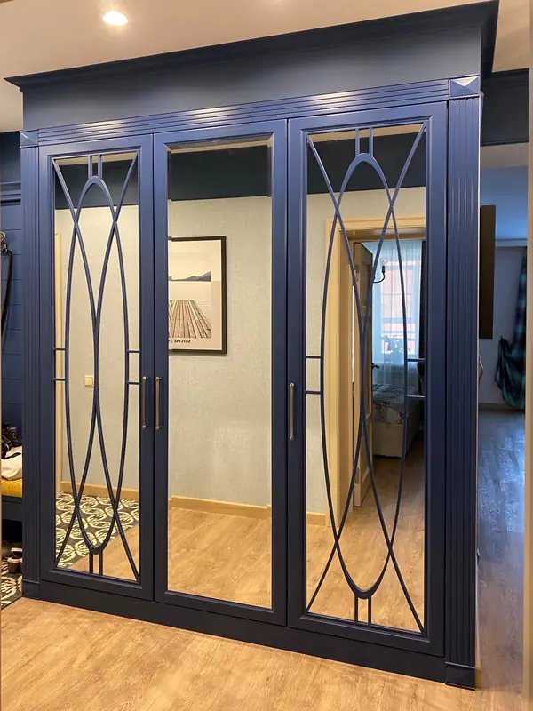 Шкаф классика в прихожую