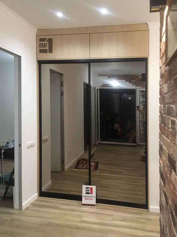 Стеклянный шкаф-купе для прихожей с антресолью