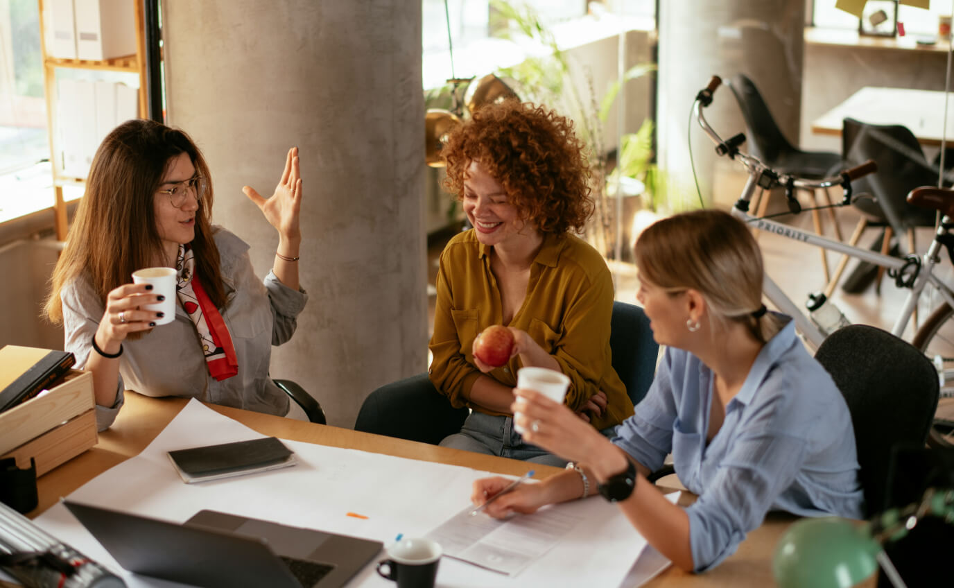 Девушки дизайнеры интерьеров за проектированием