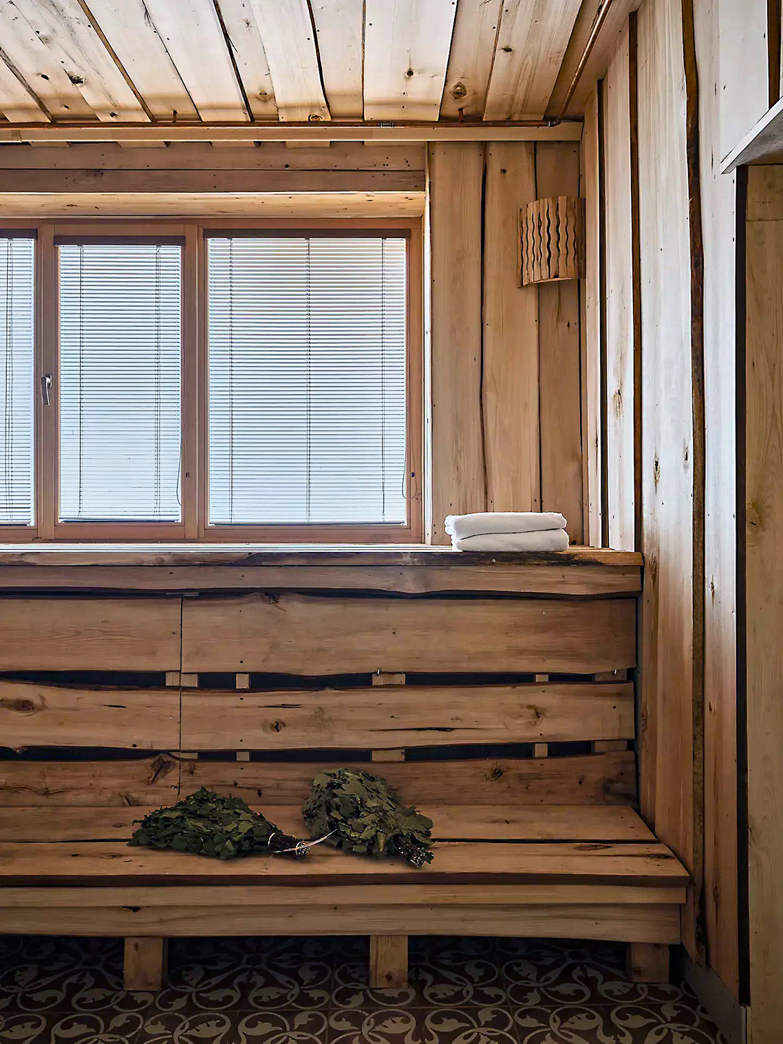 Бревенчатый дом с баней