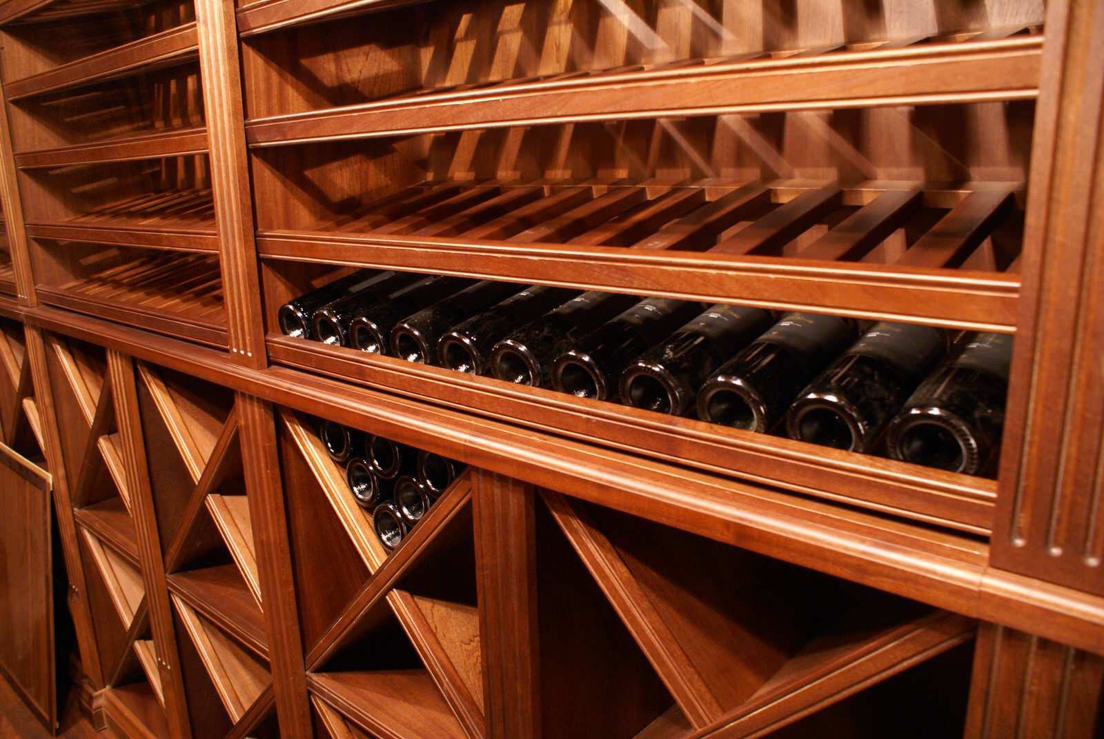 Винный погреб красного дерева / Mahogany Wine Cellar.