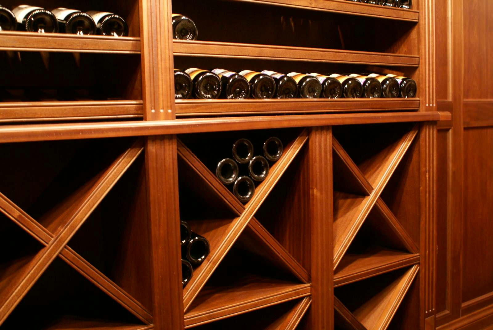 Винный погреб красного дерева / Mahogany Wine Cellar.