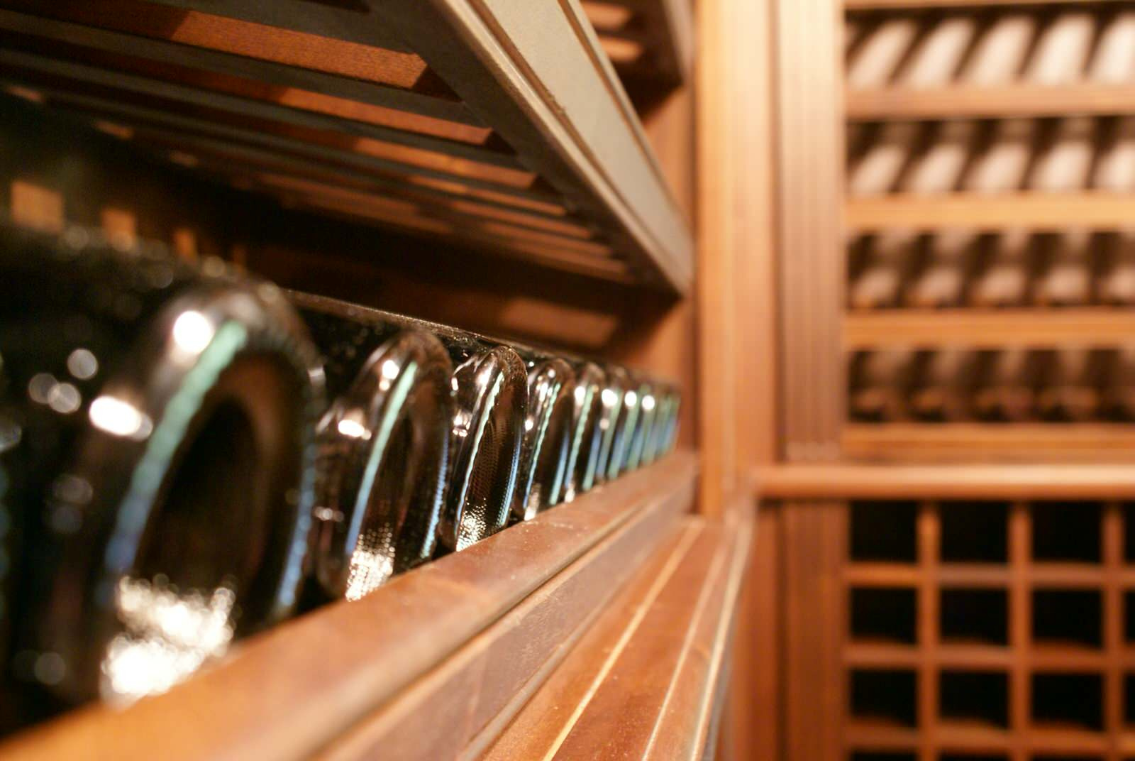 Винный погреб красного дерева / Mahogany Wine Cellar.