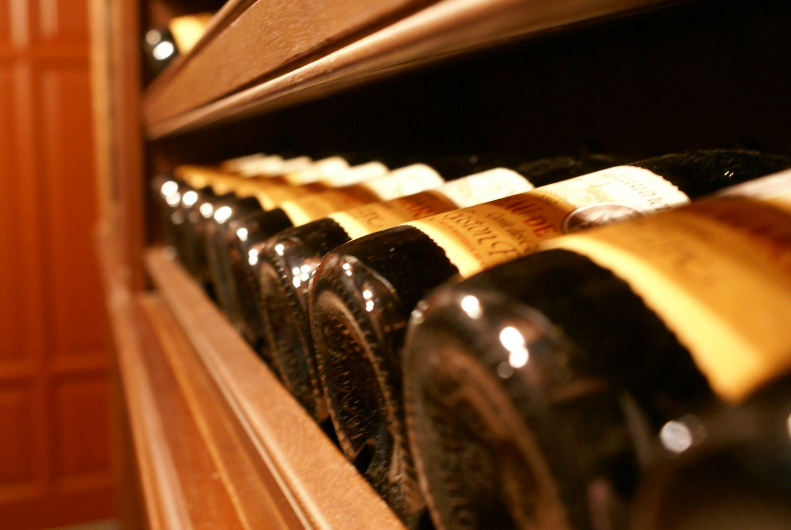 Винный погреб красного дерева / Mahogany Wine Cellar.